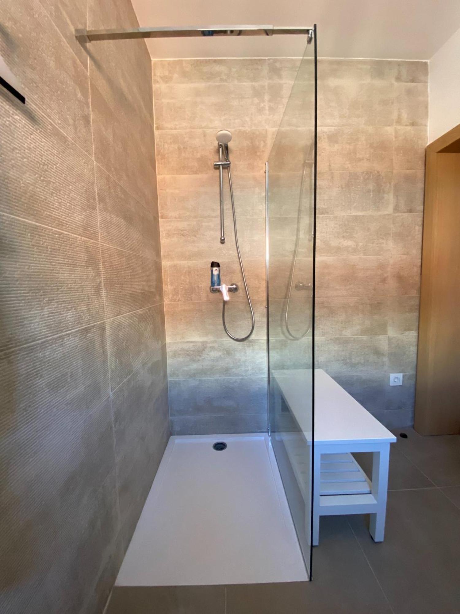 Apartment Lucie - NEU, direkt am Meer und mit Strandzugang!!! Plomin Exterior foto